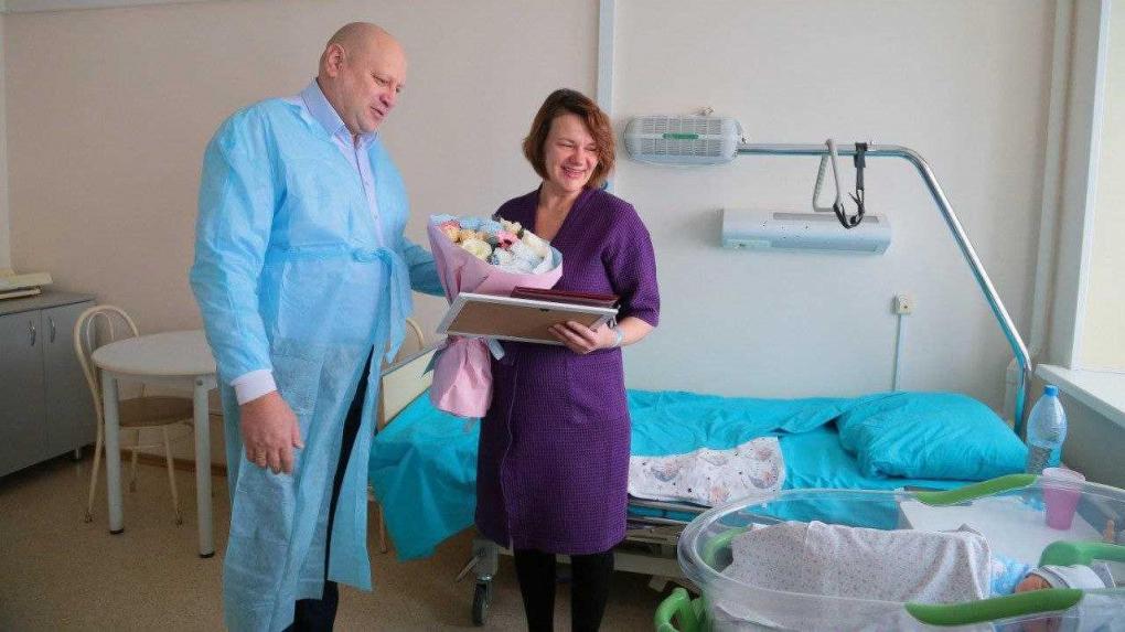 Сергей Шелест поздравил первого родившегося в новом году малыша в Омске
