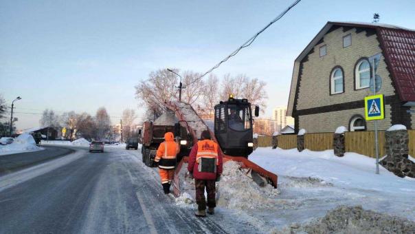 700 самосвалов снега за сутки: как Новосибирск убирает город в праздники