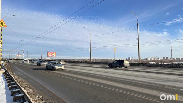На мосту у Телецентра начали устанавливать опоры освещения и контактной сети