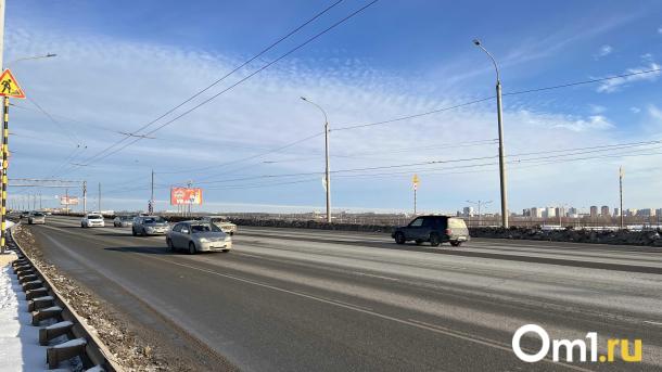 На мосту у Телецентра начали устанавливать опоры освещения и контактной сети