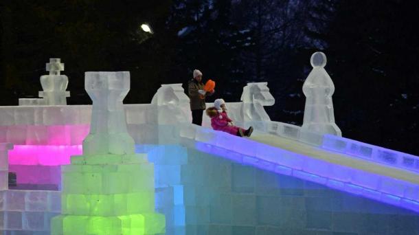 Омский НПЗ «Газпромнефти» построил для омичей ледовый городок в Советском парке