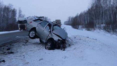 Пассажирка погибла на трассе «Иртыш» под Новосибирском: Toyota столкнулась с грузовиком при обгоне