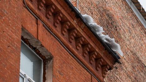 После обильного снегопада: как обезопасить себя от схода снега с крыши, рассказали спасатели Новосибирска