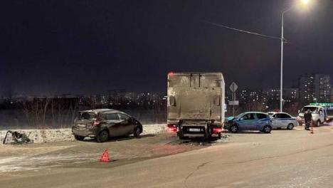 В Омске водитель «Ниссана» выехала под грузовик: в аварии пострадали четверо детей
