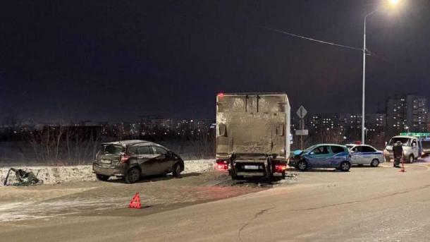 В Омске водитель «Ниссана» выехала под грузовик: в аварии пострадали четверо детей