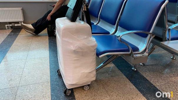 Омичам рассказали, куда звонить, если авиакомпания нарушает права при задержке рейса
