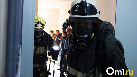 В Омске из горящей пятиэтажки эвакуировали 16 человек