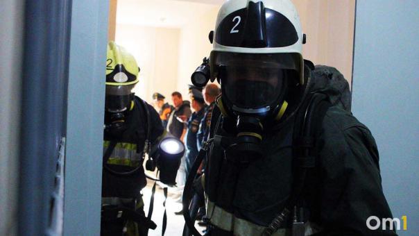 В Омске из горящей пятиэтажки эвакуировали 16 человек