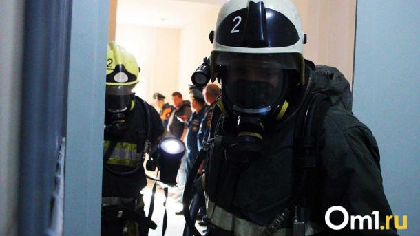 В Омске из горящей пятиэтажки эвакуировали 16 человек