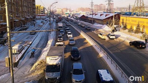 Город погрузился в хаос: 10-балльные пробки сковали Омск после праздников