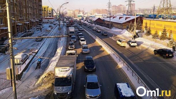 Город погрузился в хаос: 10-балльные пробки сковали Омск после праздников