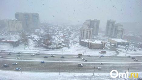 Омских водителей призвали быть осторожнее из-за снегопада