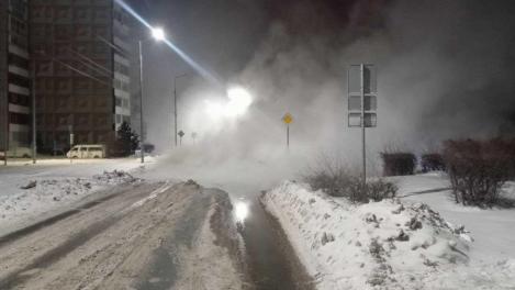 В Омске на Левобережье прорвало теплотрассу перед морозами