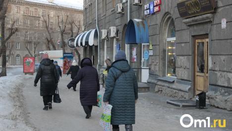 В Омске нашли дедушку, который гулял по городу в тапочках и одеяле