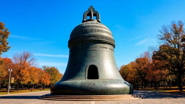 Колокол, розы и трёхтонная стрела: ПЭК назвала самые необычные грузы 2025 года