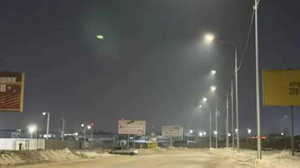 На дороге у омского торгового центра появилась новая линия освещения