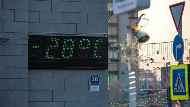 В Новосибирске напомнили правила посещения школ и детсадов в сильные холода.