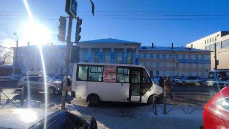 В Омске маршрутка сбила трёх девушек на пешеходном переходе — их увезли в больницу