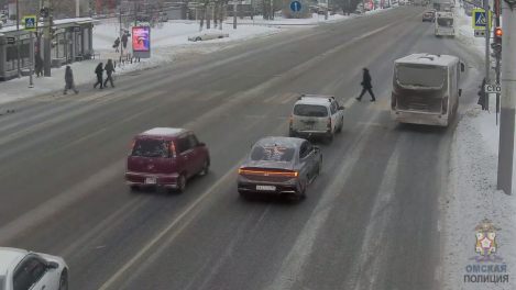 В Омске автобус с пассажирами промчался на красный свет