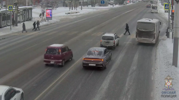 В Омске автобус с пассажирами промчался на красный свет