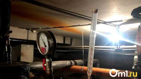 В Чкаловском кипяток второй день заливает двор: ремонт теплотрассы отложили из-за морозов