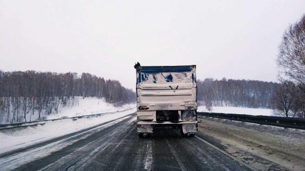 Фура мигранта под Новосибирском заблокировала инвалиду путь на диализ