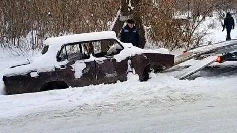 С улиц Омска начали убирать брошенные автомобили