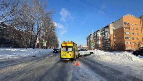 В аварии с автомобилем Скорой помощи в Новосибирске пострадали медработники