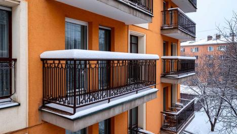 Кто должен убирать снег с балкона: управляющая компания или собственник?