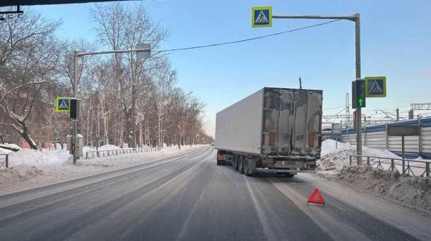Водитель грузовика сбил двух пешеходов на «зебре» в Новосибирске