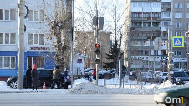 Правый поворот без остановки: в Омске упростили проезд проблемного перекрёстка