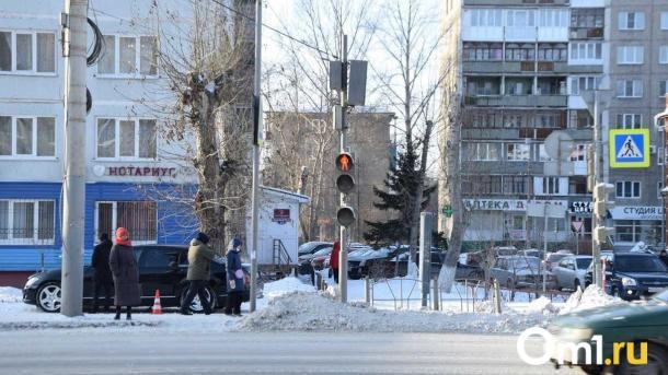 Правый поворот без остановки: в Омске упростили проезд проблемного перекрёстка