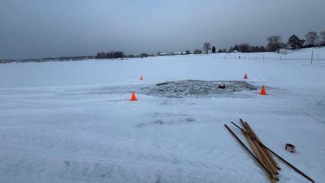 Трактор вместе с водителем ушёл под лёд на Иртыше