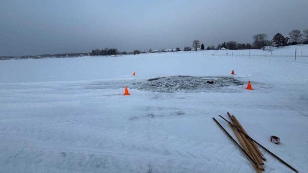 Трактор вместе с водителем ушёл под лёд на Иртыше