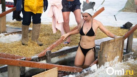 Омичи погружаются в холодную воду: кадры с крещенских купаний