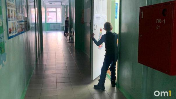 В Омске из-за пожара в школе эвакуировались 630 детей