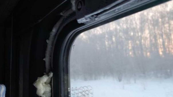Окно в поезде №310 заделали пеной: РЖД объяснила, почему