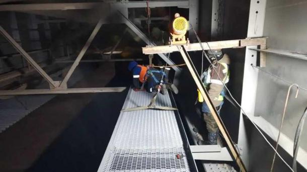 На мосту у Телецентра в морозы смонтировали ливневую канализацию