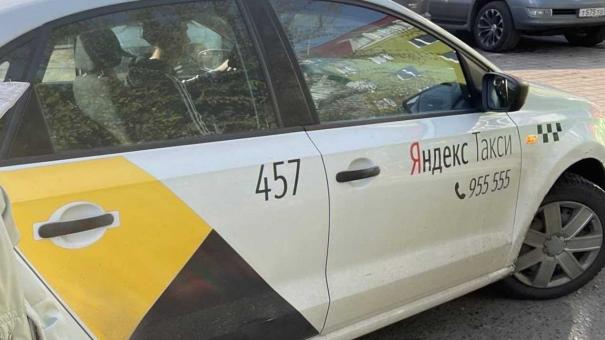 Пассажирка вырвала руль у таксиста в Новосибирске после спора о маршруте