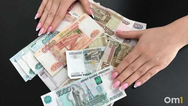 Стало известно, у каких специалистов в Омске выросли зарплаты