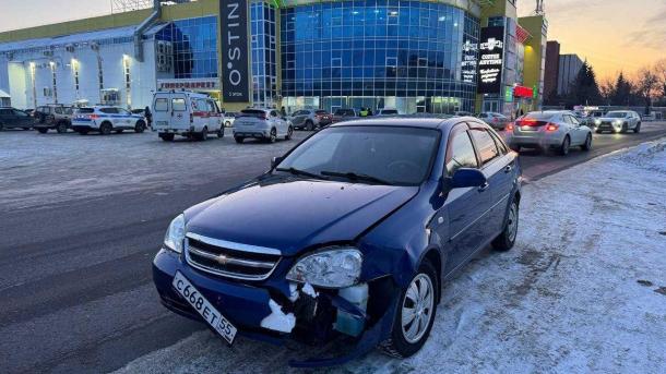 Омич устроил дрифт на парковке «АТ-Маркета» и сбил двух прохожих
