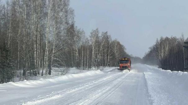 Почти 1000 машин выехали на уборку трасс в Новосибирской области