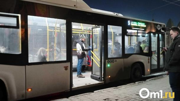 В Омске пожаловались на состояние «тёплой» остановки в разгар морозов