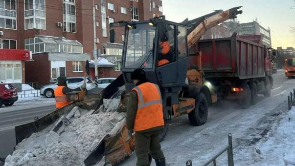 Названы омские улицы, которые сегодня очистят от снега