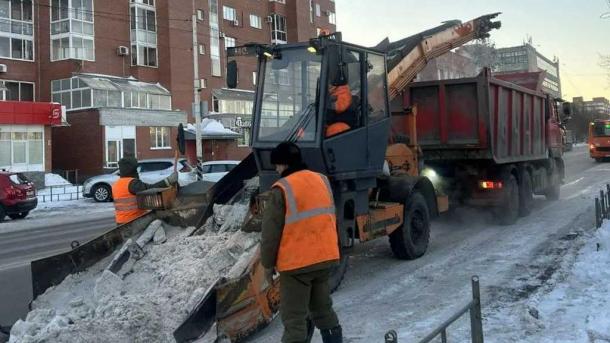 Названы омские улицы, которые сегодня очистят от снега