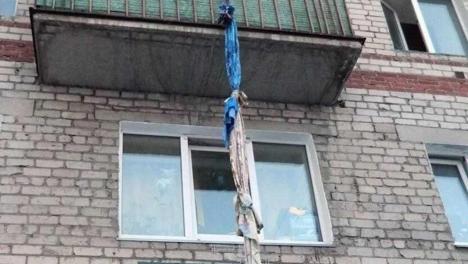 В Омске мужчина застрял на козырьке магазина после неудачной попытки выйти через окно