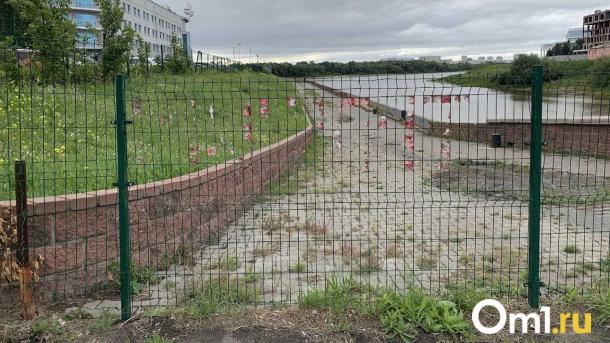 Омичам запретят ломать заборы на берегу