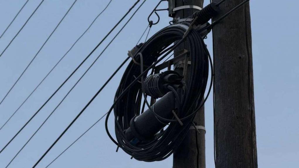 Из-за этого может пропадать Интернет: в Омской области обнаружили 11 000 нелегальных подвесов линий связи