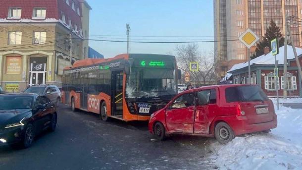 В Омске водитель «Тойоты» спровоцировала ДТП с пассажирским автобусом