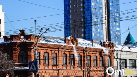 В Новосибирске после обрушения магазина с крыш 567 зданий убрали снег